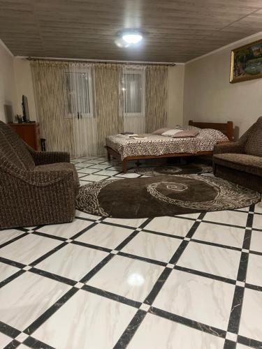 een woonkamer met een bed en 2 stoelen bij Hotel Окремий Будинок-Апартаменти in Rakoshyno