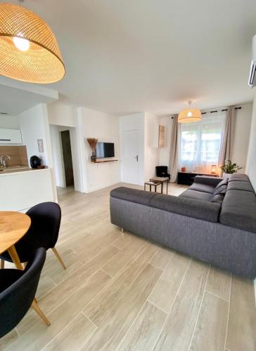 un salon avec un canapé et une table dans l'établissement charmante maison, lumineuse., à Castelnau-dʼEstrétefonds