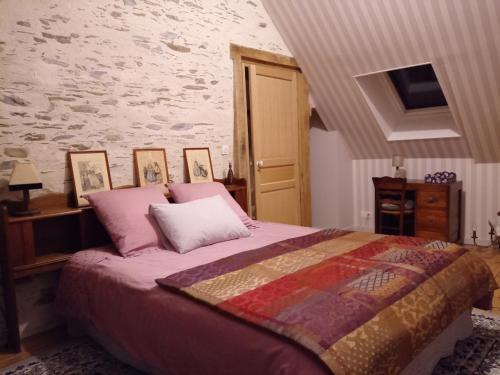 1 dormitorio con 1 cama grande con sábanas rosas en à la Mainguère, chambres d'hôtes, 