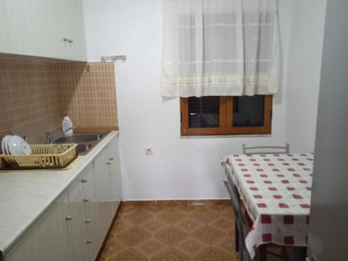 una piccola cucina con lavandino e finestra di Vila N Dervishi a Vlorë