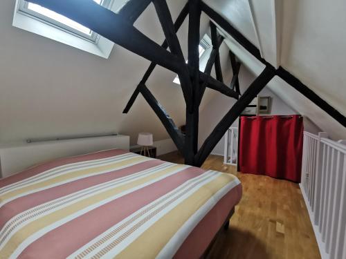 ein Schlafzimmer mit einem Bett in einem Zimmer in der Unterkunft Phare des Impressionnistes in Honfleur