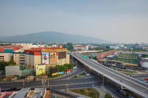 una vista aérea de una ciudad con una autopista en Prio signature condo, en Chiang Mai