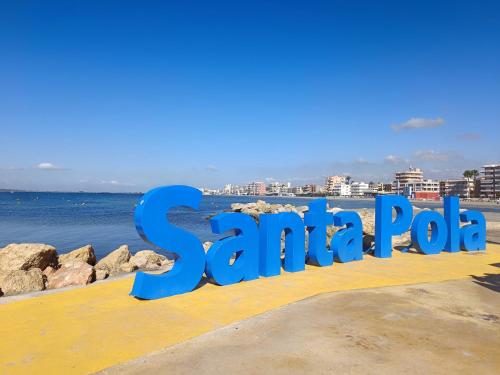 una señal para una playa con las palabras Santa Bárbara en Apartamento Caravaca, en Santa Pola