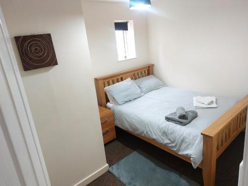 een kleine slaapkamer met een bed en een raam bij Lovely Centralised 1Bed Apt Near Town Centre & Beach - Free Wi-Fi & Parking in Fleetwood