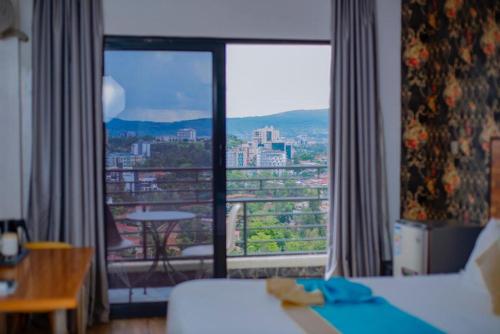una camera d'albergo con vista sulla città di Centric Hotel a Kigali