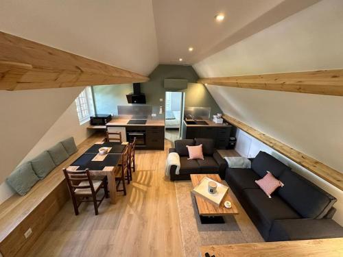 un salon avec un canapé et une table dans l'établissement La Petite Bergerie 3 etoiles, à Dampsmesnil