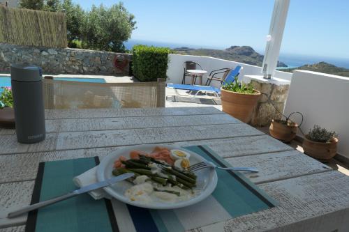 une assiette de nourriture sur une table dans l'établissement Thalassa Villa, à Plakias