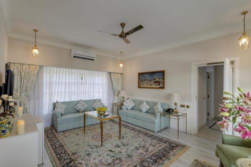Ruang duduk di Kinwani House, Narendranagar, Rishikesh - Araiya Anthology