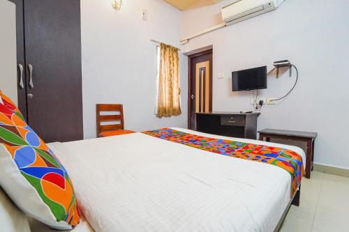 - une chambre avec un grand lit et une télévision dans l'établissement FabExpress Its South East Residency, à Chennai
