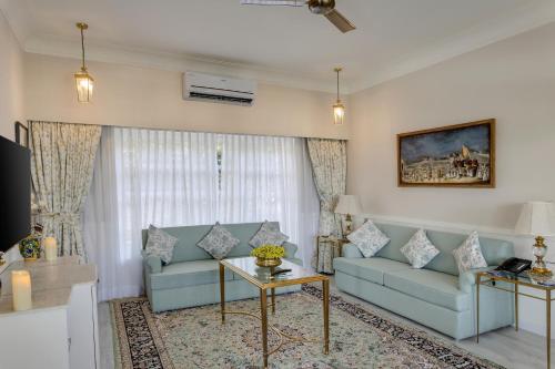 Ruang duduk di Kinwani House, Narendranagar, Rishikesh - Araiya Anthology