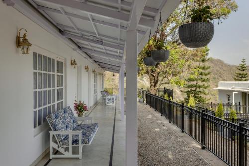 Balkoni atau teres di Kinwani House, Narendranagar, Rishikesh - Araiya Anthology