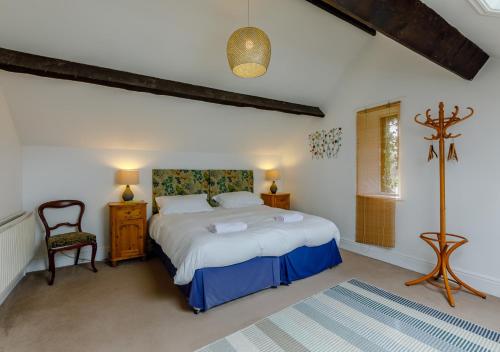 1 dormitorio con 1 cama grande y 1 silla en Haytongate Cottage, en Carlisle