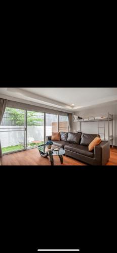 a living room with a couch and a table at 城市公寓 in Khlong Toei