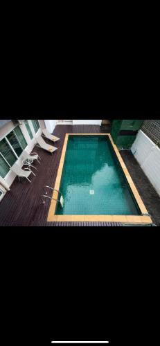 a swimming pool with some chairs at 城市公寓 in Klong Toi
