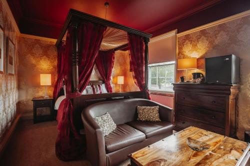 a living room with a couch and a bed at Old Orleton Inn in Wellington