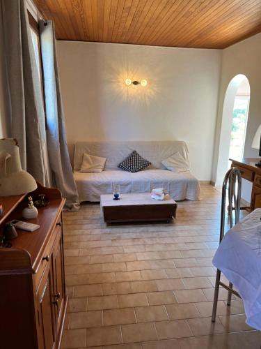 een woonkamer met een bank en een tafel bij Gîte à Poggiale de Figari in Figari