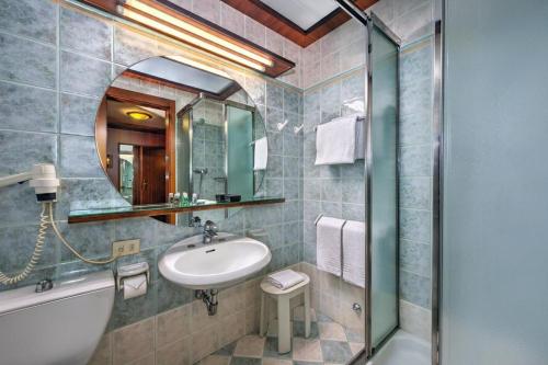 ボローニャにあるGrand Hotel Eliteのバスルーム(洗面台、鏡付)