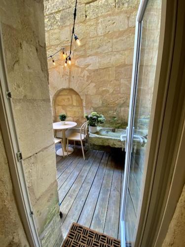 une vue extérieure d'une pièce avec une table dans l'établissement Studio Bordelais avec terrasse, à Bordeaux