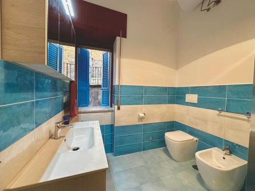 ein Bad mit einem Waschbecken und einem WC in der Unterkunft Onde del mar in Meta