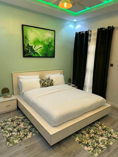 Resid’homes Appart’hotel Saint-Louis في سانت-لويس: غرفة نوم بسرير كبير في غرفة