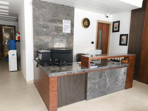 an office with a reception counter with a desk at Hotel Divine Peak in Pachmarhī