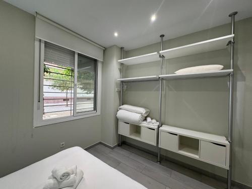 een slaapkamer met een bed en een raam bij Garden City Lofts in Córdoba