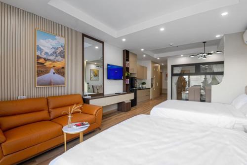 um quarto de hotel com uma cama e um sofá em TMS Luxury Residence Quy Nhơn em Quy Nhon