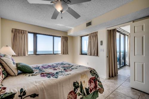 Postel nebo postele na pokoji v ubytování Ocean Bay Club 1201