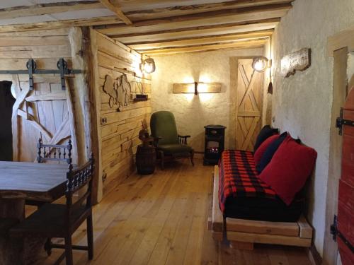 um quarto com uma cama e cadeiras num quarto em La maison Sacquet em Saint-Sulpice-les-Feuilles