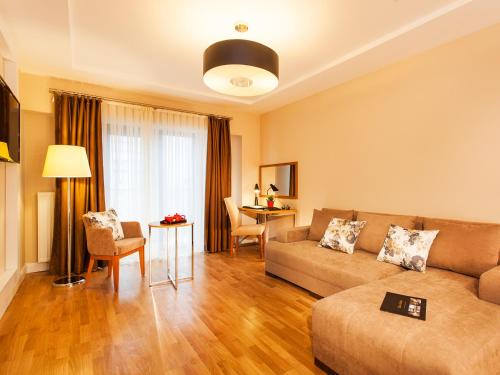 a living room with a couch and a table at Nidya Hotel Esenyurt in Istanbul
