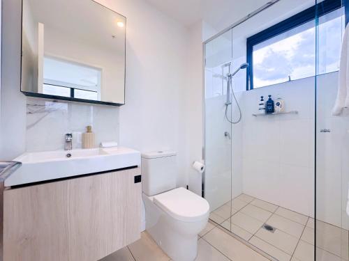 uma casa de banho com um WC, um lavatório e um chuveiro em Riverview Haven Prime Spot for NY Fireworks em Brisbane