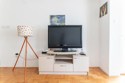 Una televisión o centro de entretenimiento en The Urban Nest