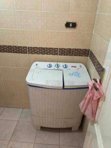 a bath tub in a bathroom with a pink towel at شقة بدمياط الجديدة مناطق هادئة in Dumyāţ al Jadīdah