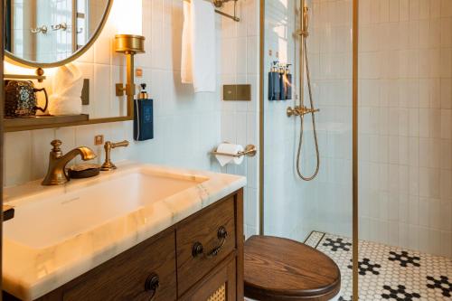 a bathroom with a sink and a shower at Hotel Central 新中央酒店 in Macau