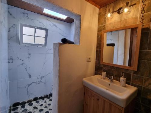 uma casa de banho com um lavatório e um espelho em Iraña del bosque em Breña Baja
