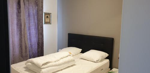 une chambre avec un lit avec deux oreillers dessus dans l'établissement Appt T1 meublé-Juan les Pins-Logt6, à Antibes