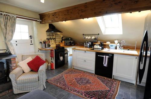 kuchnia z białymi szafkami i blatem w obiekcie Tan y Garn - 2 Bedroom Cottage - Whitesands w mieście St David's