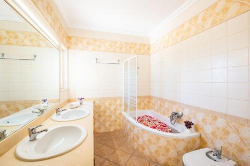 a bathroom with two sinks and a shower at Villa Vista Marina in Albufeira