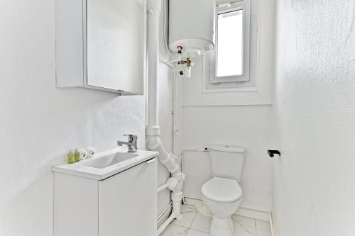 une salle de bain blanche avec un lavabo et des toilettes dans l'établissement Serenity spot at Gagny - Near Paris, à Gagny