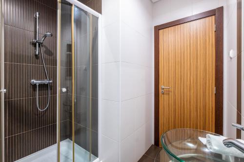アルブフェイラにあるVilla Oradaのバスルーム(ガラス張りのシャワー、シンク付)