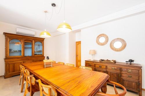 a dining room with a wooden table and chairs at Villa Galé in Guia
