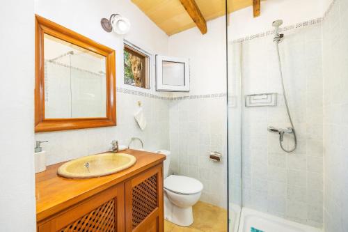 uma casa de banho com um lavatório, um WC e um chuveiro em Es Porcho em Deia