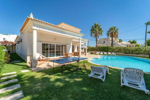 a villa with a pool and a table and two chairs at Villa Galé in Guia