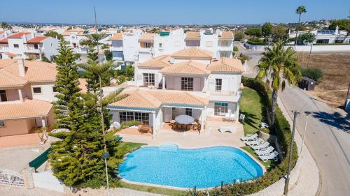 an aerial view of a house with a swimming pool at Villa Galé in Guia