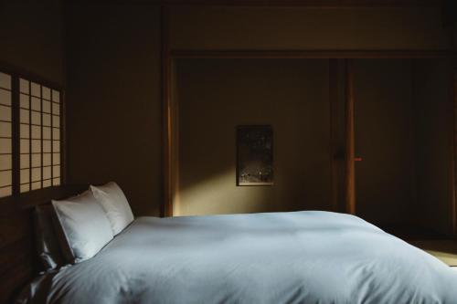 Una cama o camas en una habitación de Sowaka