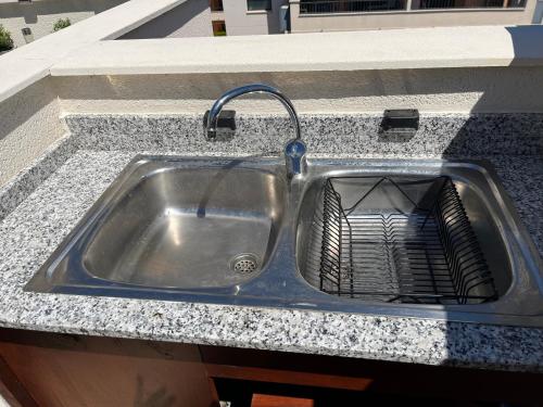 zlew ze stali nierdzewnej z sitkiem w obiekcie PLAYA ALMENARA ATICO DUPLEX VISTAS AL MAR Y MONTAÑA WIFI,PISCINA a w mieście Almenara