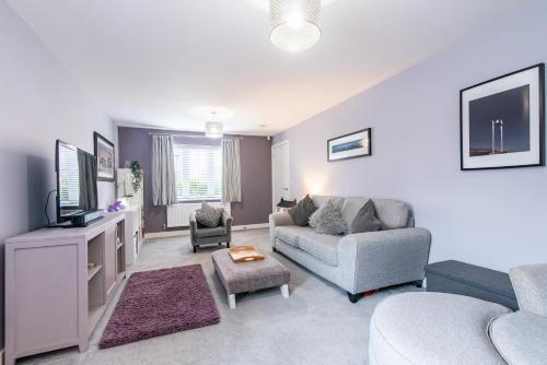 Un televizor și/sau centru de divertisment la 4 Bedroom Detached House Ideal for Families and Corporate Stays in Radcliffe on Trent