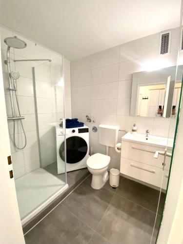 y baño con aseo, lavabo y ducha. en Komfortable Wohnung in zentraler Lage, en Ingolstadt