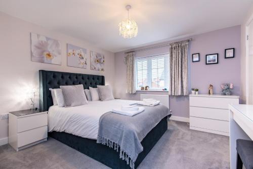 Un pat sau paturi într-o cameră la 4 Bedroom Detached House Ideal for Families and Corporate Stays in Radcliffe on Trent