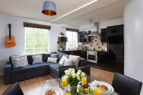 Η κουζίνα ή μικρή κουζίνα στο Bootham Court Grade II duplex apartment with free parking & Wi-Fi - sleeps 2-6 people